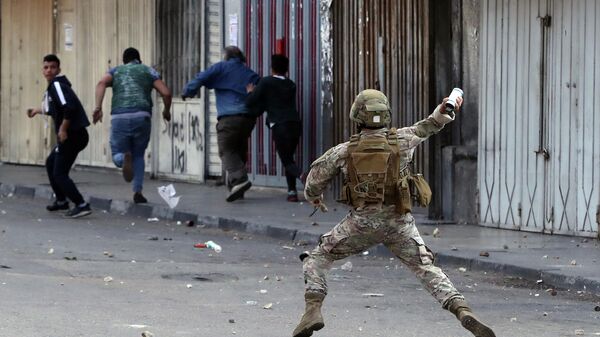 Военный во время разгона демонстрантов в Триполи, Ливан