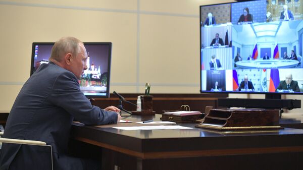 Президент России Владимир Путин проводит в режиме видеоконференции совещание