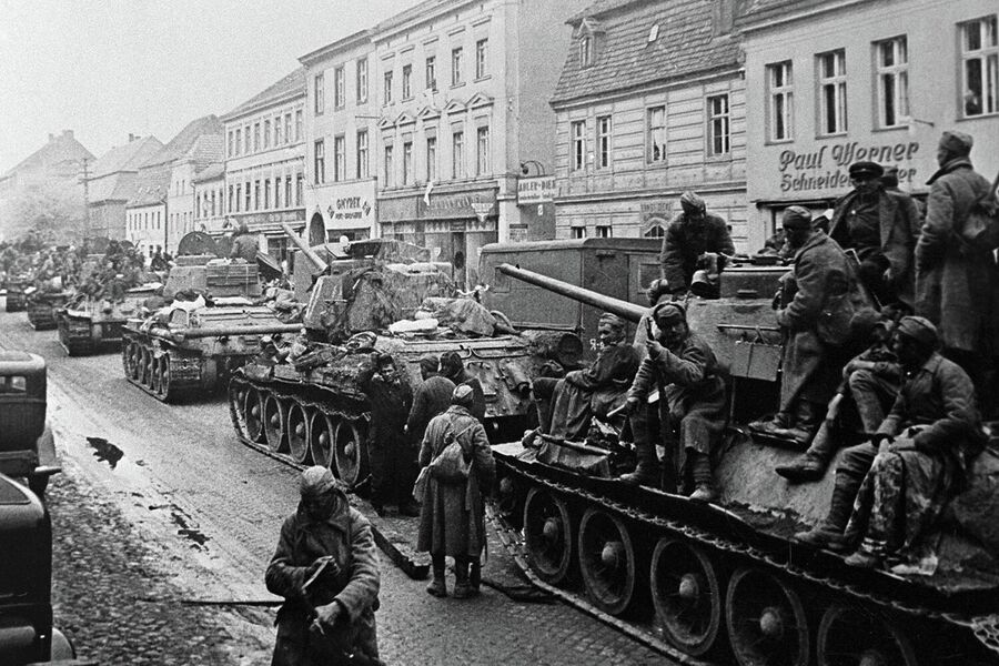 Советские танки во время подготовки к штурму столицы Германии