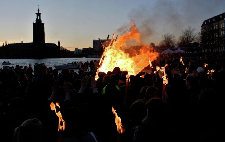 Празднование Вальпургиевой ночи в Швеции