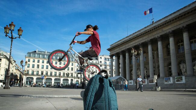 Colombian one-legged BMX rider Julian Molina practices during a training session in Paris on October 19, 2017. (Photo by JOEL SAGET / AFP)