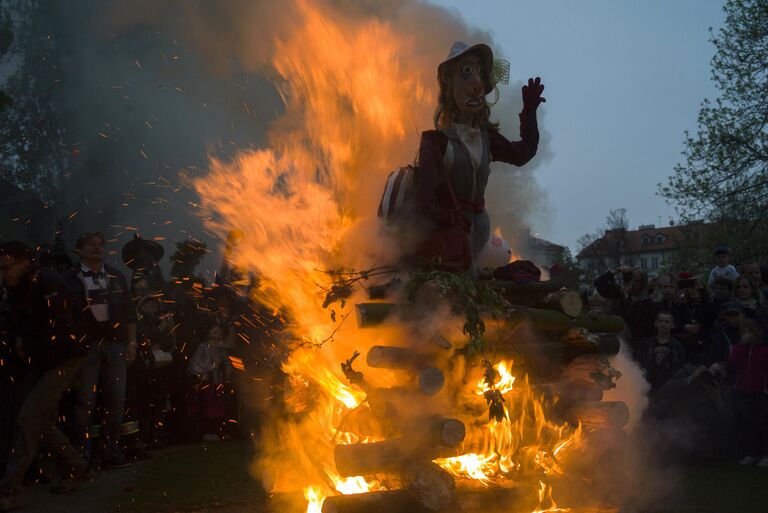 Горящее чучело ведьмы во время празднования Вальпургиевой ночи в Праге