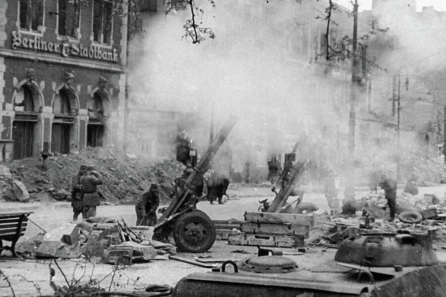 Минометчики ведут огонь на одной из улиц Берлина