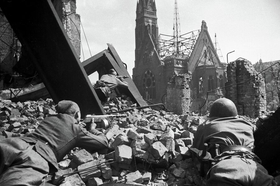 Советские солдаты ведут уличный бой. Берлин, апрель 1945г.