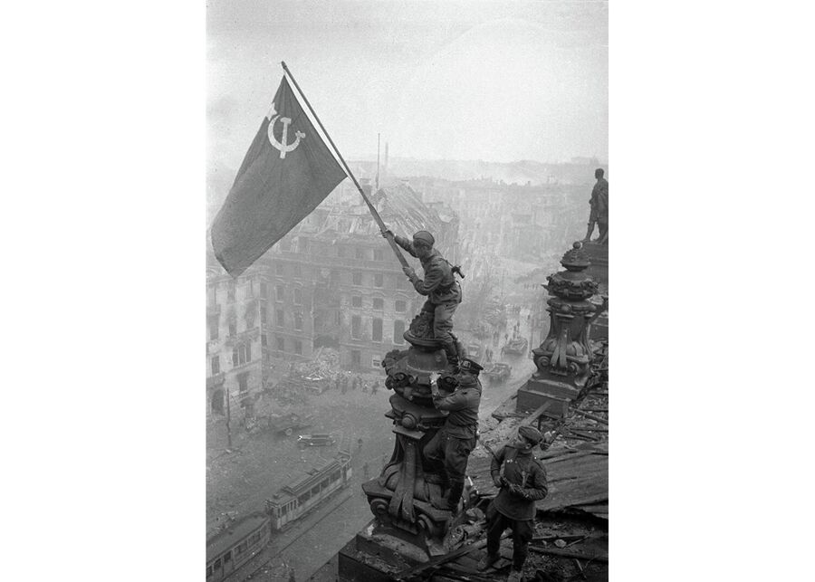 Флаг над рейхстагом фото в хорошем качестве крупным планом цветной