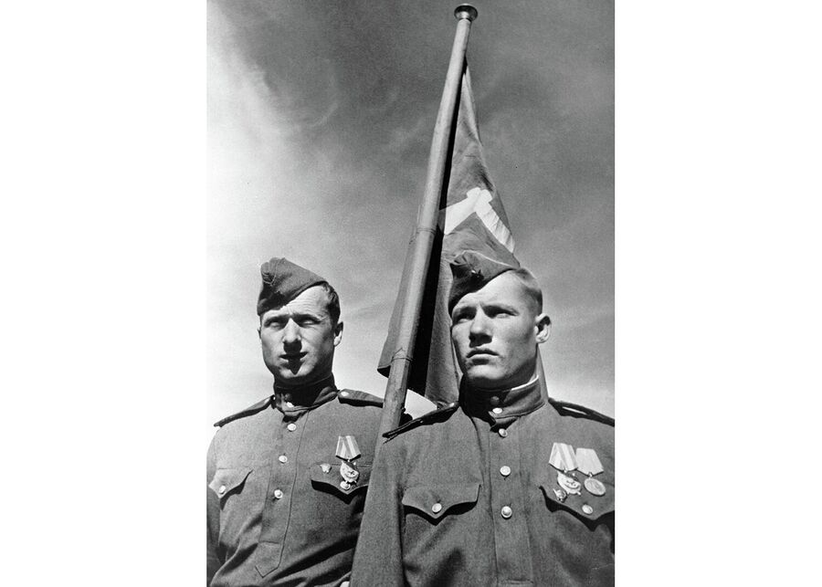Советские солдаты Михаил Егоров ( справа) и Мелитон Кантария, водрузившие Знамя победы над берлинским Рейхстагом