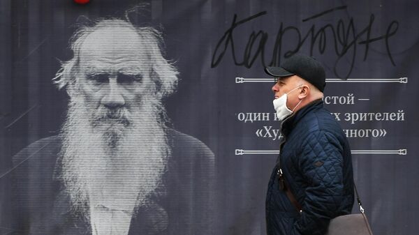 Мужчина на Арбатской площади в Москве во время режима самоизоляции жителей