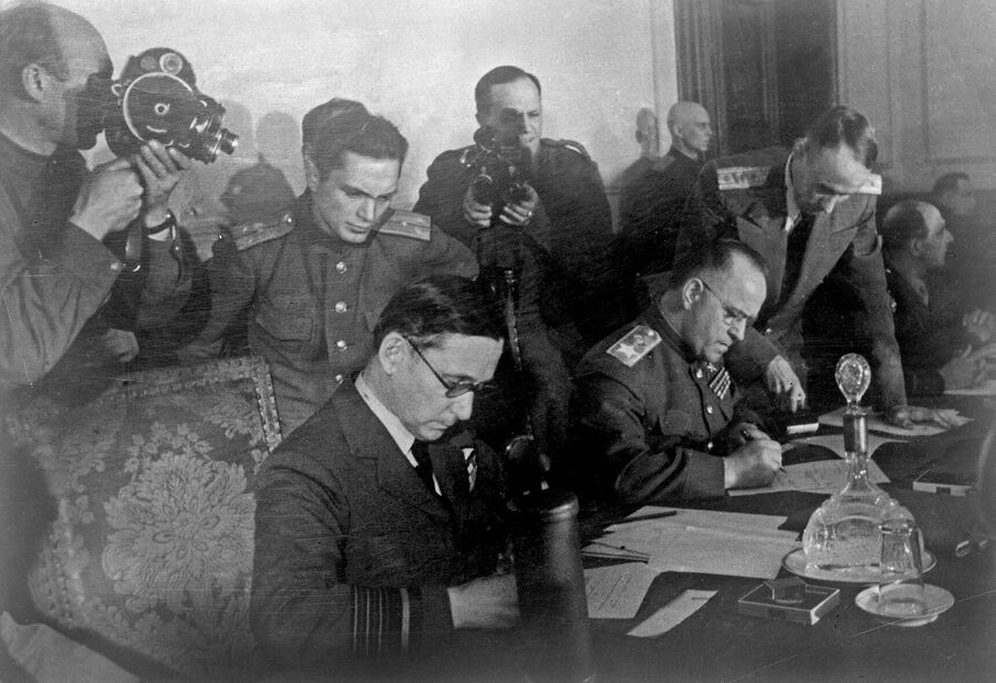 Маршал Георгий Константинович Жуков и маршал Артур Теддер во время подписания Акта о безоговорочной капитуляции фашистской Германии 8 мая 1945 года