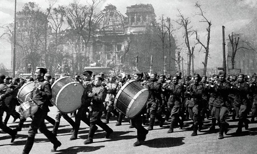 09.05.1945 Советский военный оркестр на улицах освобожденного Берлина