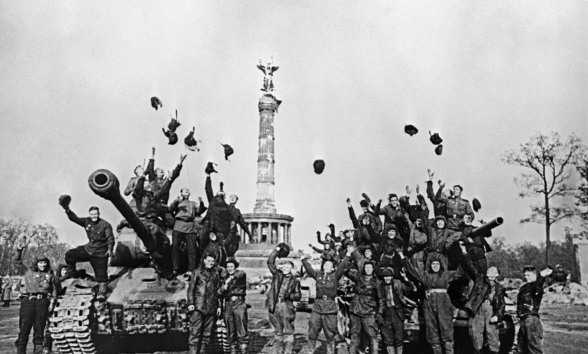 Великая Отечественная война 1941-1945 годов. Советские танкисты радуются победе. Берлин, май 1945 года Великая Отечественная война 1941-1945 годов. Советские танкисты радуются победе. Берлин, май 1945 года