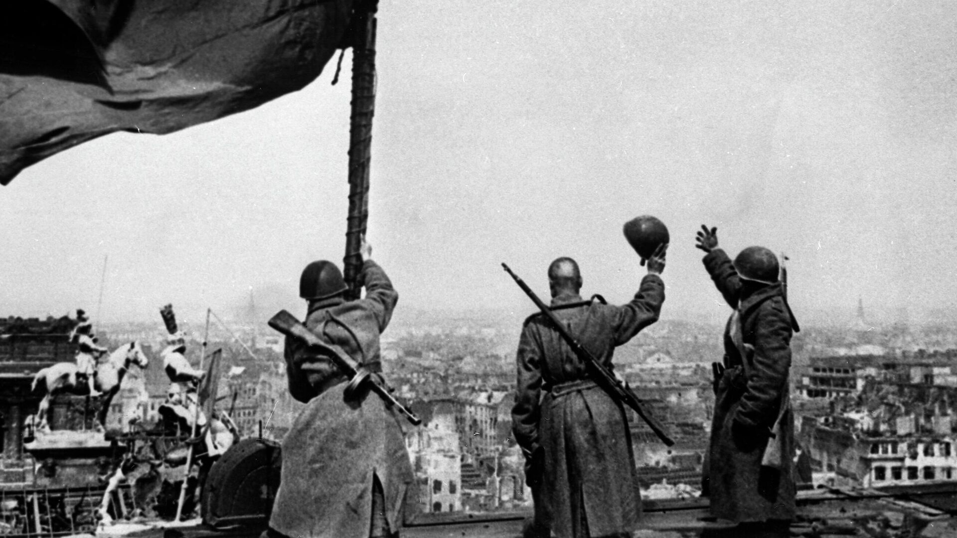 Советское знамя над Рейхстагом - РИА Новости, 1920, 02.05.2020
