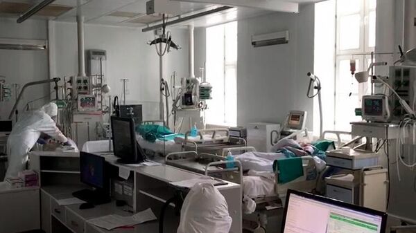 Медицинские сотрудники в палате с пациентами с COVID-19 в Первой Градской больнице