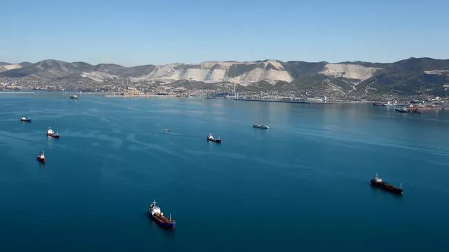 Нефтяные танкеры на рейде в Цемесской бухте
