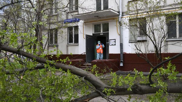 Дезинфекция одного из подъездов жилого дома в Москве