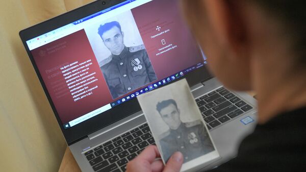 Жительница Москвы Анна Белорыбкина заполняет заявку для участия в акции Бессмертный полк онлайн