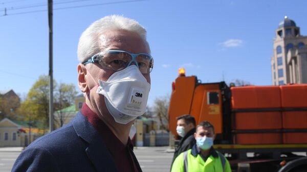 Мэр Москвы Сергей Собянин в маске во время общения с сотрудниками коммунальных служб, выезжающими на дезинфекцию улиц Москвы