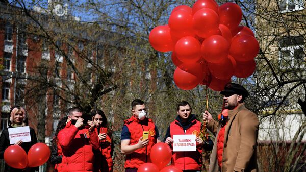 Участники партии Коммунисты России на акции в честь Дня международной солидарности трудящихся