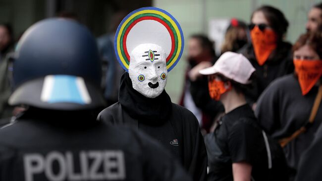 Несогласованная первомайская демонстрация в берлинском районе Кройцберг, Германия