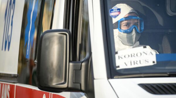Медицинский работник в автомобиле скорой помощи в Азербайджане