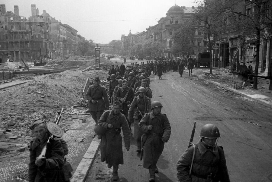 Советские войска на пути к Рейхстагу, май 1945 года