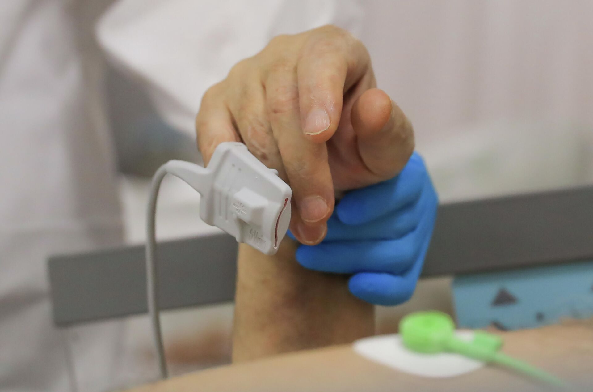 Пациент в стационаре для больных с коронавирусной инфекцией на базе Медицинского научно-образовательного центра МГУ имени М.В. Ломоносова в Москве - РИА Новости, 1920, 10.10.2025