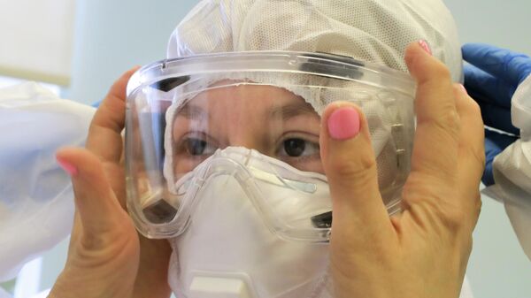Медицинский работник в защитной маске