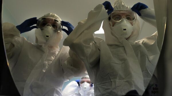 Медицинские работники в стационаре для больных с коронавирусной инфекцией