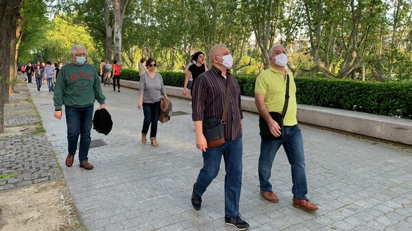 Жители Мадрида во время прогулки после ослабления мер по борьбе с распространением коронавируса в Испании