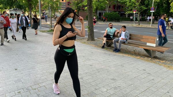 Жители Мадрида во время прогулки после ослабления мер по борьбе с распространением коронавируса в Испании