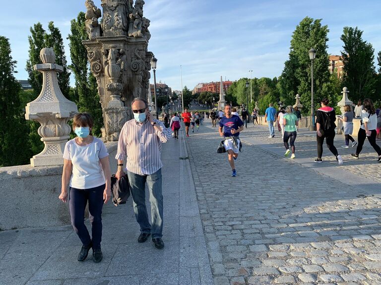 Жители Мадрида во время прогулки после ослабления мер по борьбе с распространением коронавируса в Испании