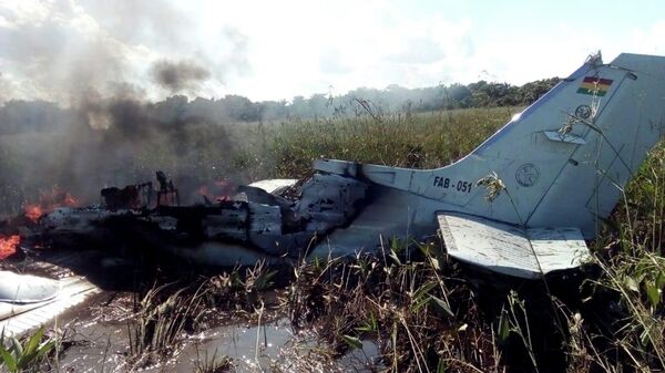 На месте  крушения самолета ВВС Боливии в окрестностях Тринидада. 2 мая 2020
