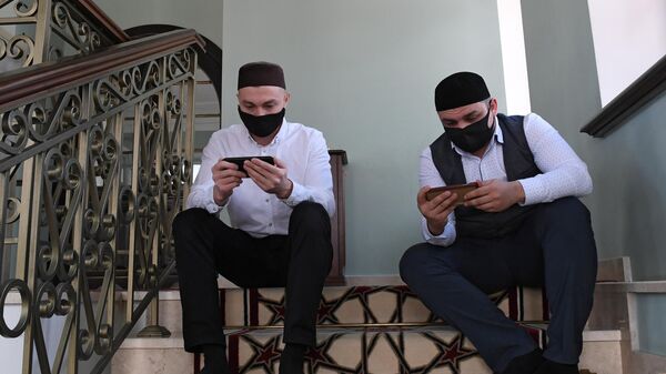 Верующие смотрят онлайн трансляцию хатма в Галеевской мечети в Казани