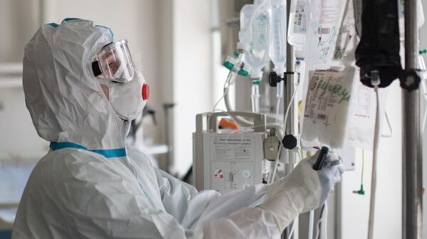 Медицинский работник в отделении реанимации и интенсивной терапии в стационаре для больных с коронавирусной инфекцией