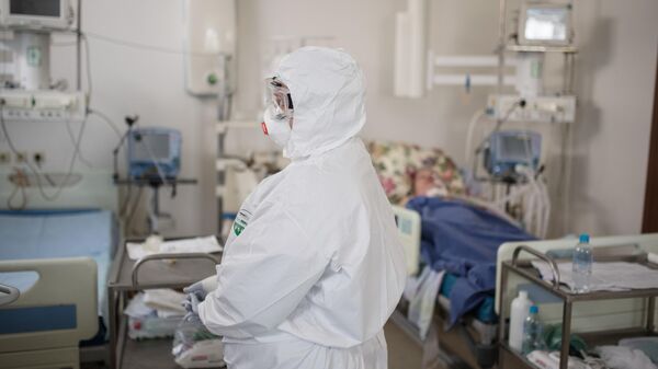 Медицинский работник в отделении реанимации и интенсивной терапии в стационаре для больных с коронавирусной инфекцией