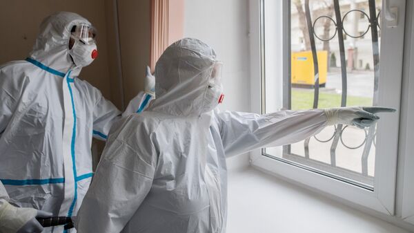 Медицинские работники в стационаре для больных с коронавирусной инфекцией 