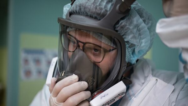  Медицинский работник надевает защитную маску