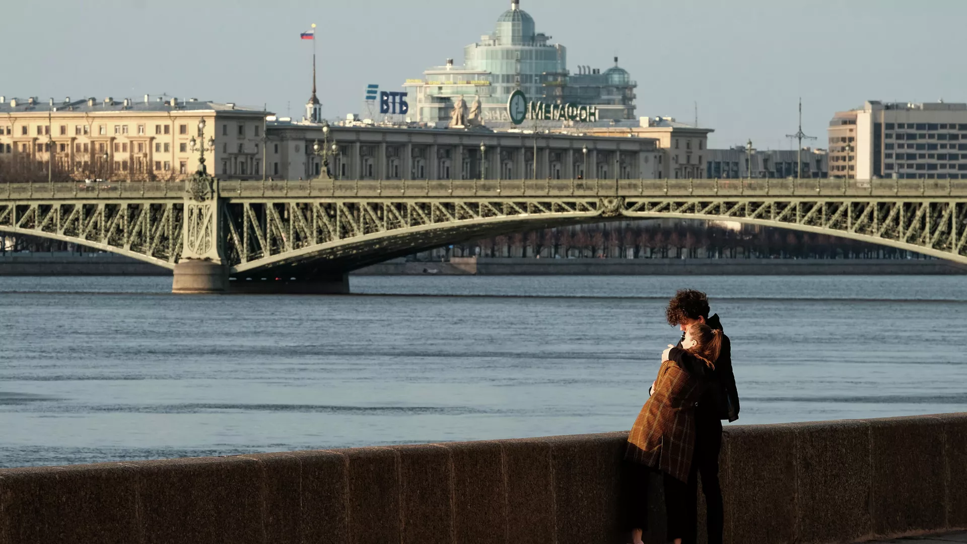 Молодые люди на Дворцовой набережной в Санкт-Петербурге Молодые люди на Дворцовой набережной в Санкт-Петербурге - РИА Новости, 1920, 18.09.2020