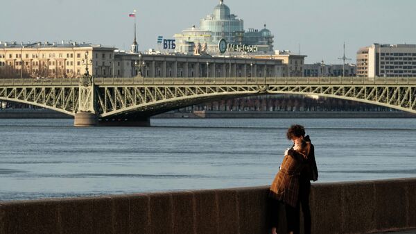 Молодые люди на Дворцовой набережной в Санкт-Петербурге