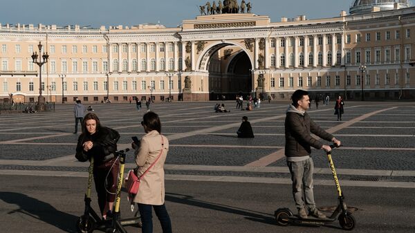 Люди на Дворцовой площади в Санкт-Петербурге