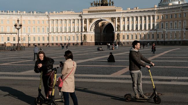 Люди на Дворцовой площади в Санкт-Петербурге. Архивное фото