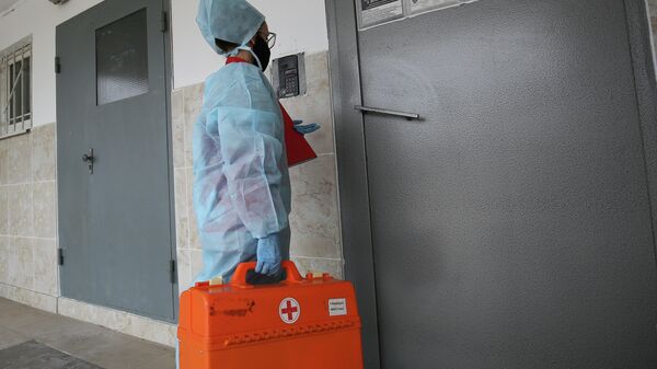 Врач-терапевт городской поликлиники No 25 города Краснодара заходит в дом к пациенту