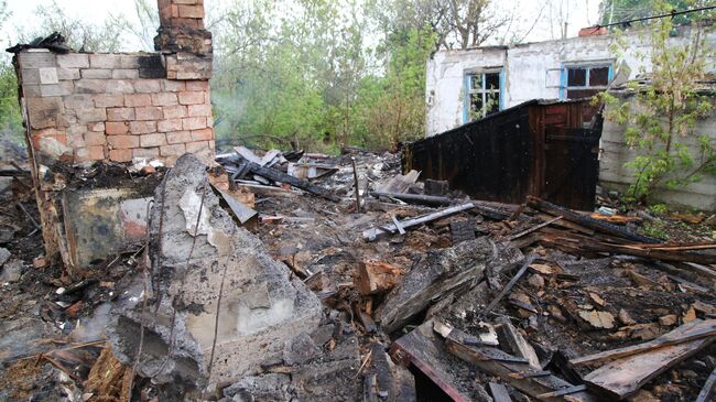 На месте сгоревшего дома в поселке Шахты 6-7 в Горловке