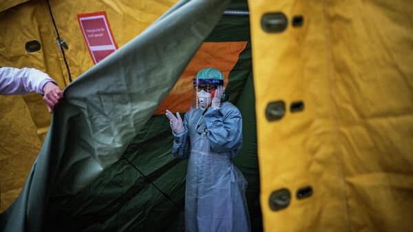 Медицинский работник в палатке для тестирования на коронавирус COVID-19 в Стокгольме, Швеция