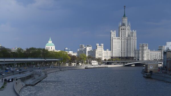 Вид с Москворецкого моста на Москву-реку и высотку на Котельнической набережной