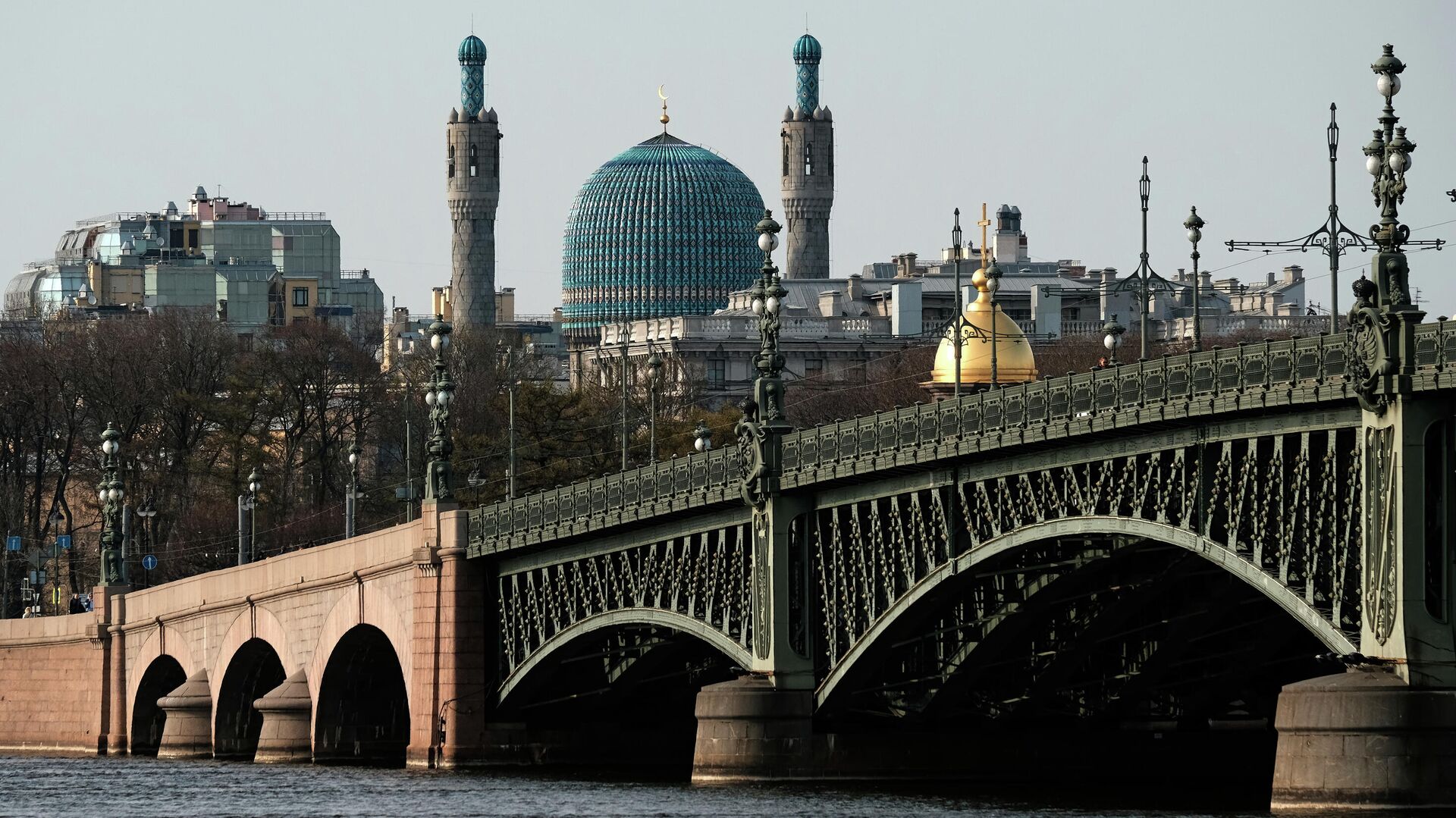 Вид на Троицкий мост и Соборную мечеть в Санкт-Петербурге - РИА Новости, 1920, 04.12.2020