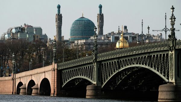 Вид на Троицкий мост и Соборную мечеть в Санкт-Петербурге