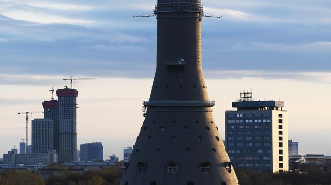 Вид на Останкинскую телебашню в Москве