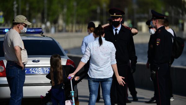 Сотрудники полиции проверяют документы у жителей, гуляющих на Москворецкой набережной в Москве