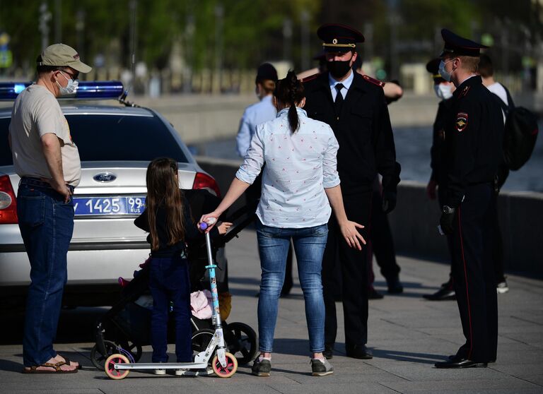 Сотрудники полиции проверяют документы у жителей, гуляющих на Москворецкой набережной в Москве