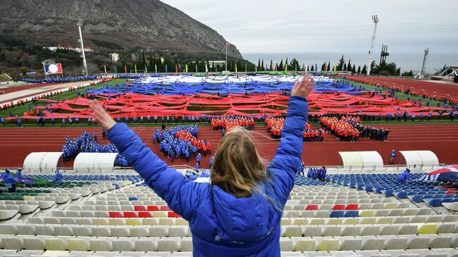 Отдыхающие в Международном детском центре Артек